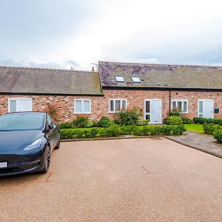 Number 21: A Breathtaking Chester Cottage With Parking Mollington  Екстериор снимка