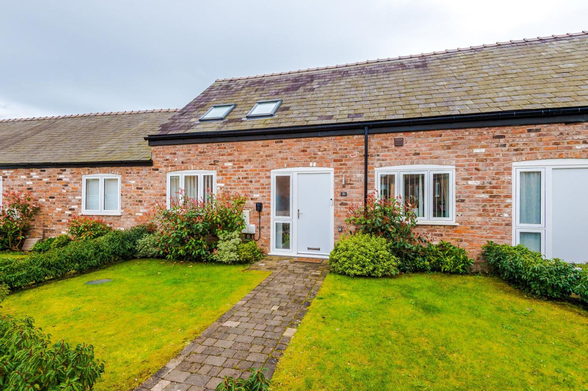 Number 21: A Breathtaking Chester Cottage With Parking Mollington  Екстериор снимка